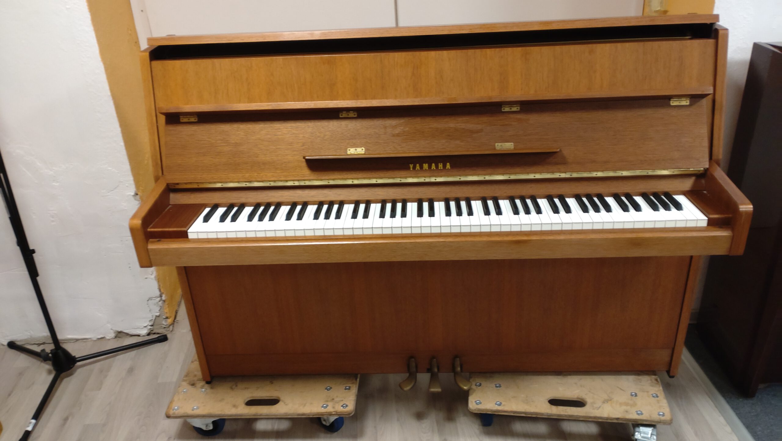 Yamaha Klavier, erster Hand in Mahagoni Optik, 1499 EUR